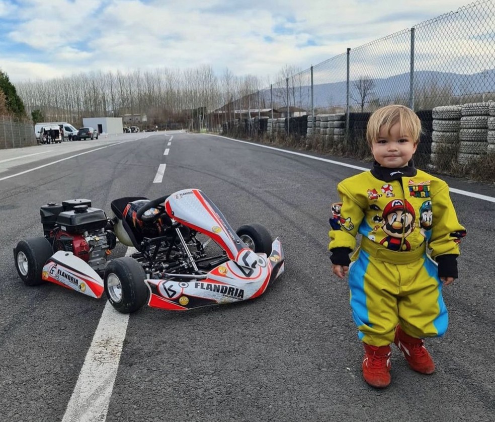 Com apenas 2 anos, Zyan já pilotava kart — Foto: Reprodução/Instagram