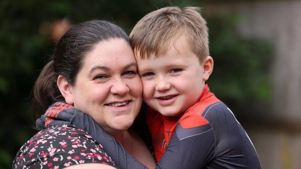 Menino ajuda a salvar a vida da mãe  — Foto: Reprodução Mirror/ Iain Buist/Newcastle Chronicle