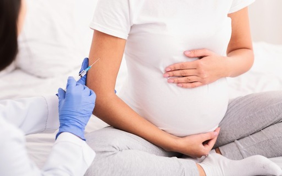 Quando vacinada contra a coqueluche, a gestante passa anticorpos para o bebê via placenta — Foto: Crescer