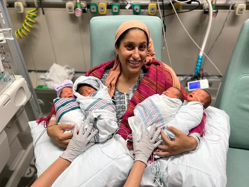 Mãe com os seus quadrigêmeos  — Foto: Reprodução People