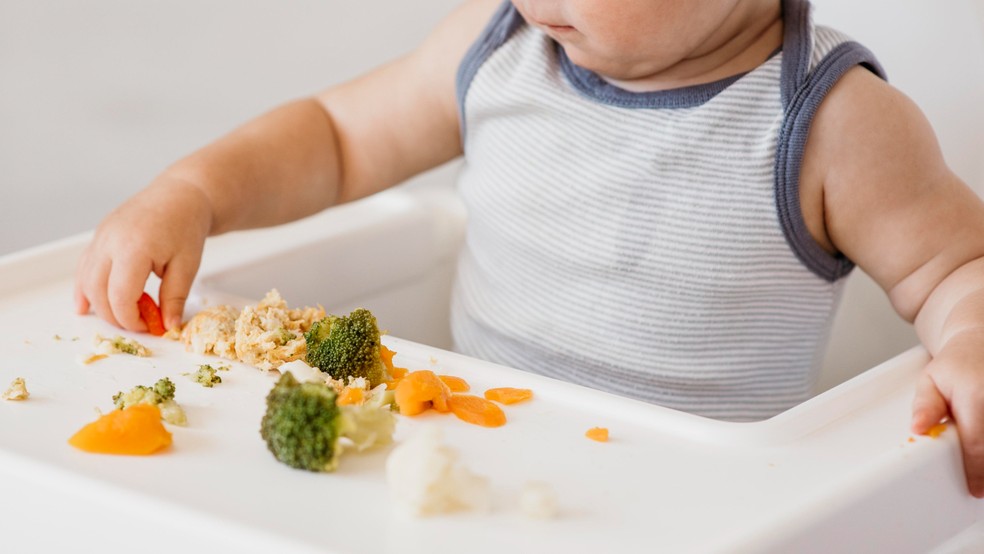 Método BLW: a criança é estimulada a interagir com a comida — Foto: Freepik
