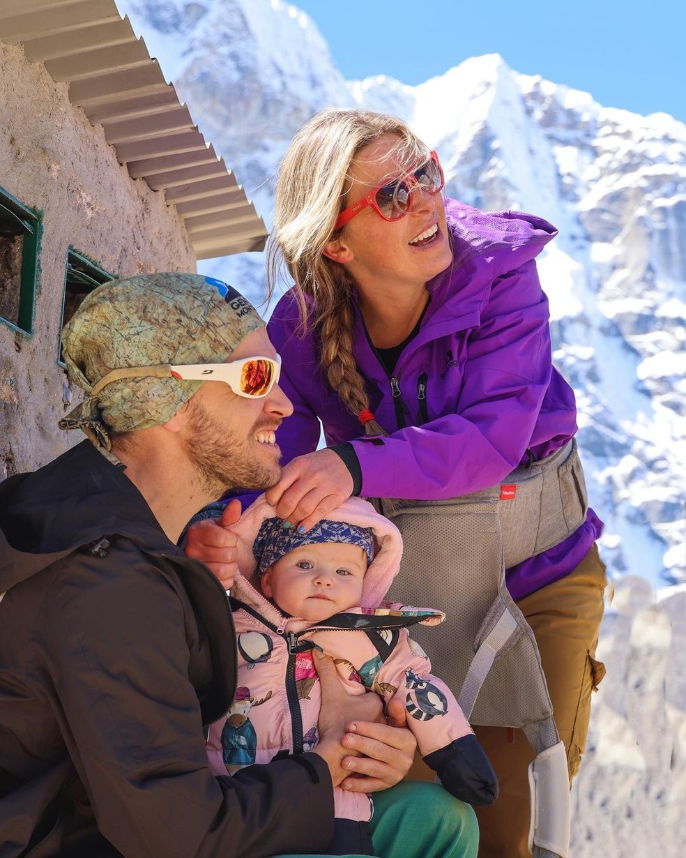 Kora ao lado dos pais, em expedição aos Himalaias — Foto: Reprodução/Instagram