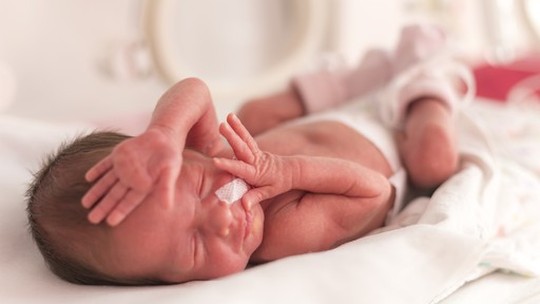 Quando um bebê prematuro pode ter alta do hospital?