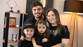 Mãe com “ossos de vidro” revela sinal nos olhos que mostrou que os filhos herdaram sua condição