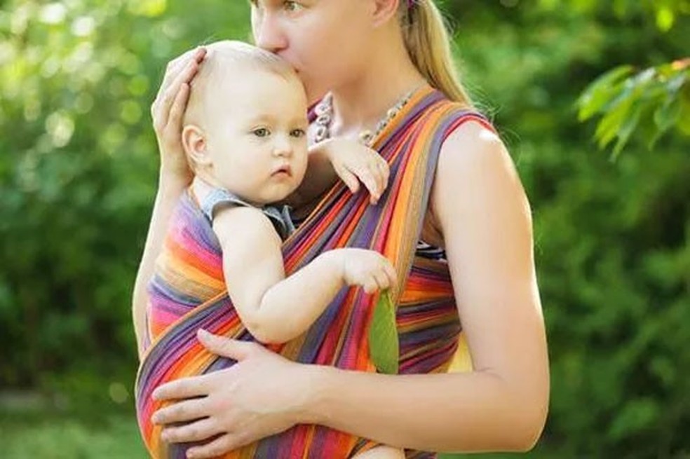 Mãe com bebê no sling — Foto: Thinkstock