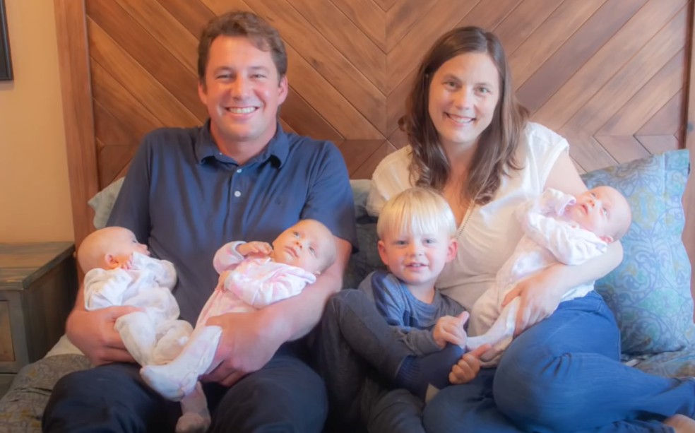 Genna ao lado do marido e dos quatro filhos — Foto: Reprodução/Youtube