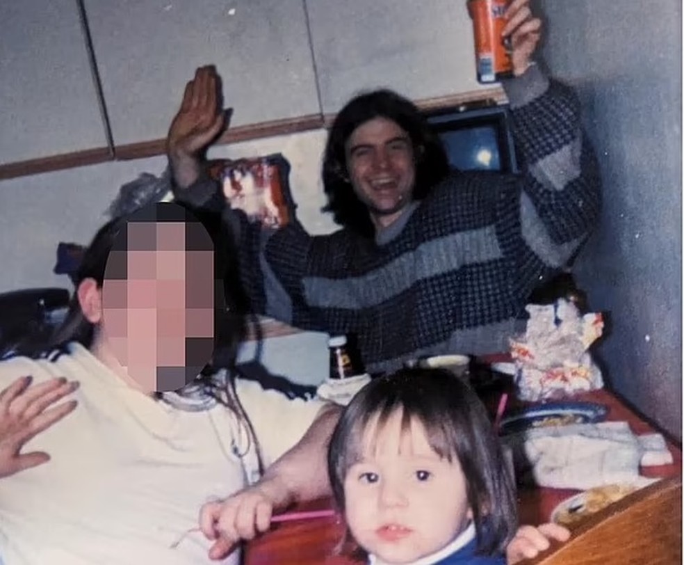David (atrás) abusou da filha, Jordanna (à frente), desde que ela tinha 4 anos de idade — Foto: Reprodução/ Daily Mail