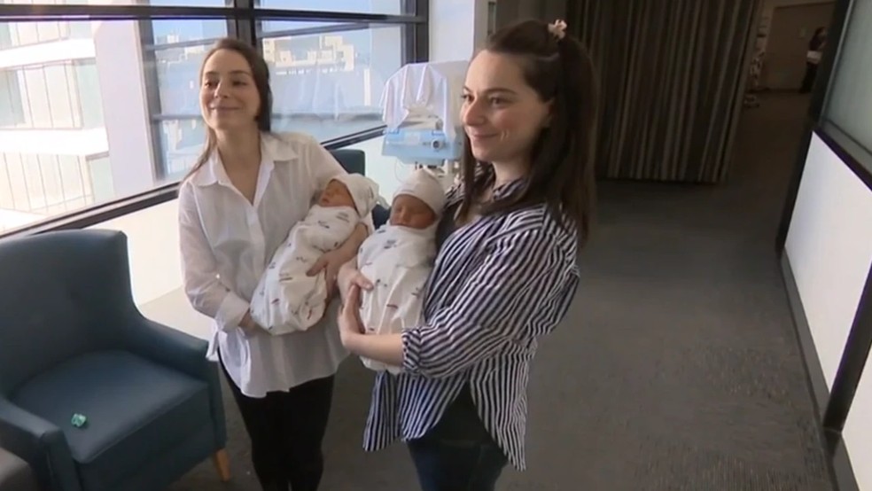 As gêmeas Gillianne e Nicole deram à luz no mesmo hospital, no mesmo dia — Foto: Reprodução 9News
