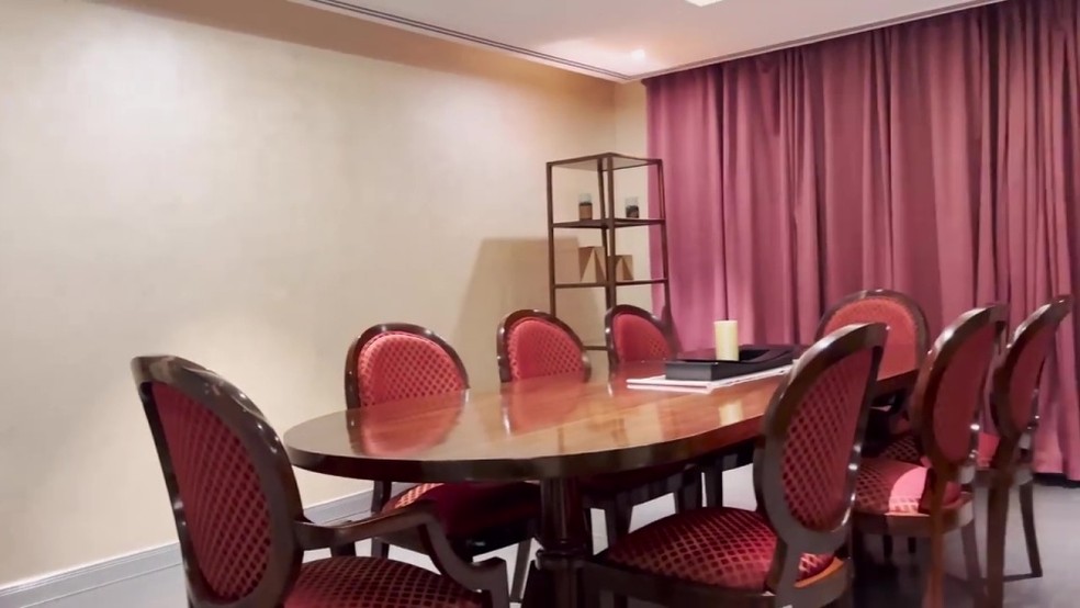 Suíte tem mesa de jantar — Foto: Reprodução/The Sun