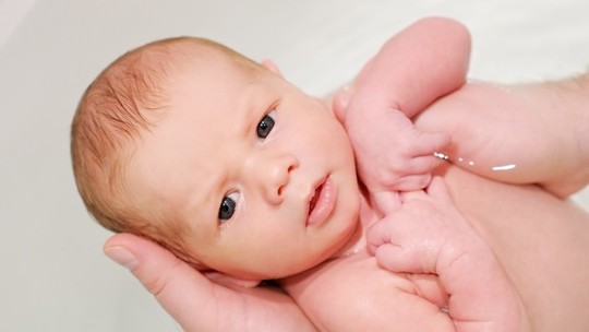 4 dicas para acalmar o bebê na hora do banho