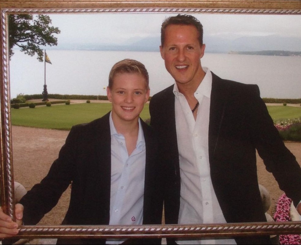 Mik publicou uma foto antiga ao lado do pai, o piloto de F1 Michael Schumacher — Foto: Reprodução/Instagram
