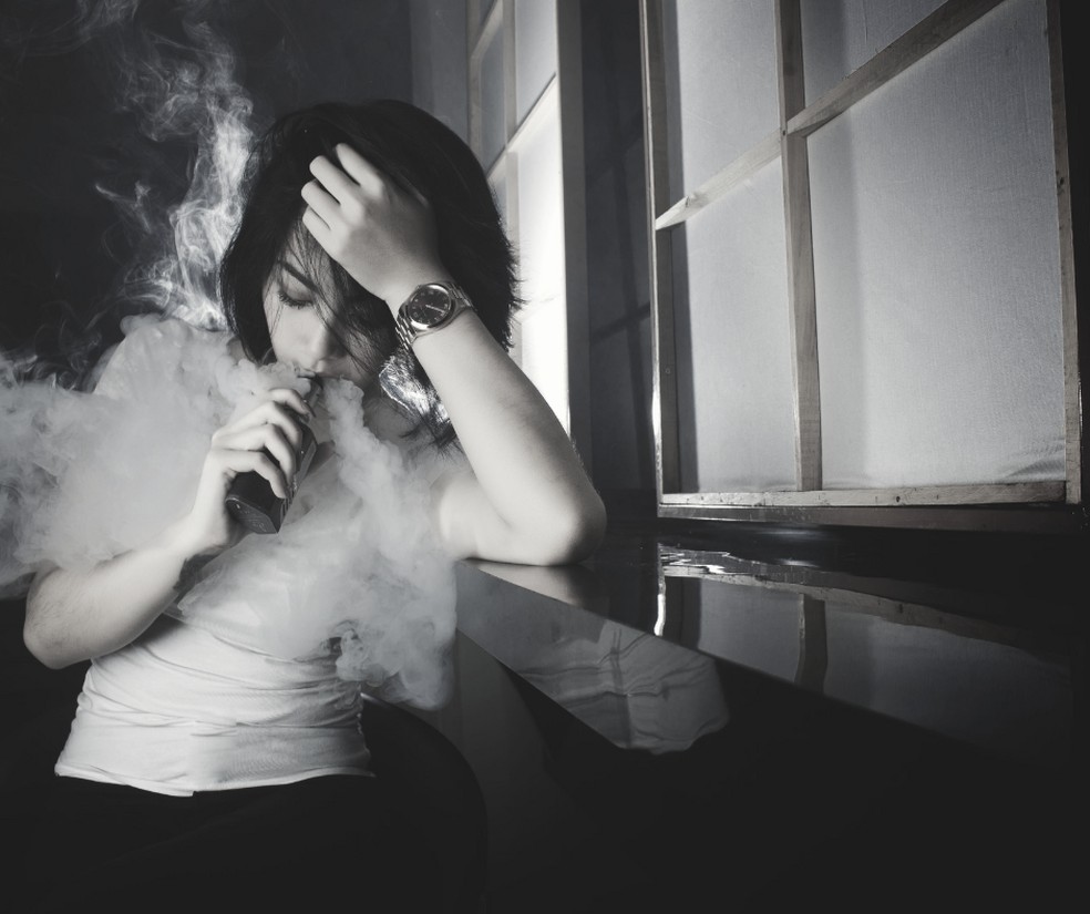 Adolescente vaporiza cigarro eletrônico — Foto: Freepik