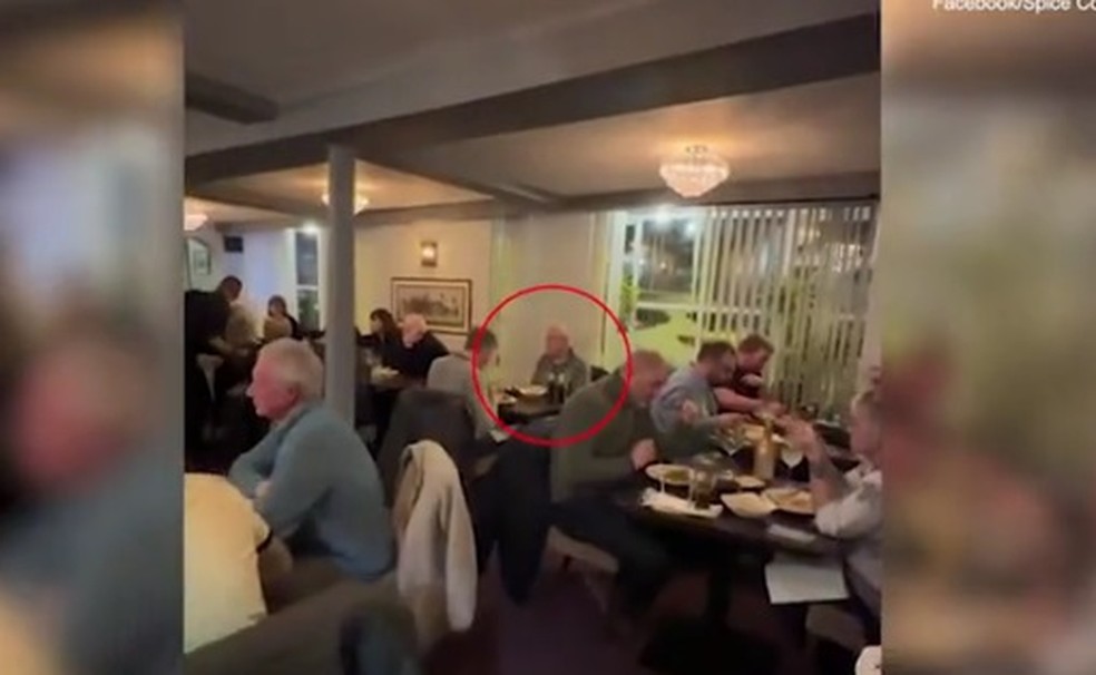 Mulher afirma que marido, que morreu em 2014, aparece no vídeo postado esse ano pelo restaurante — Foto: Reprodução/Daily Mail
