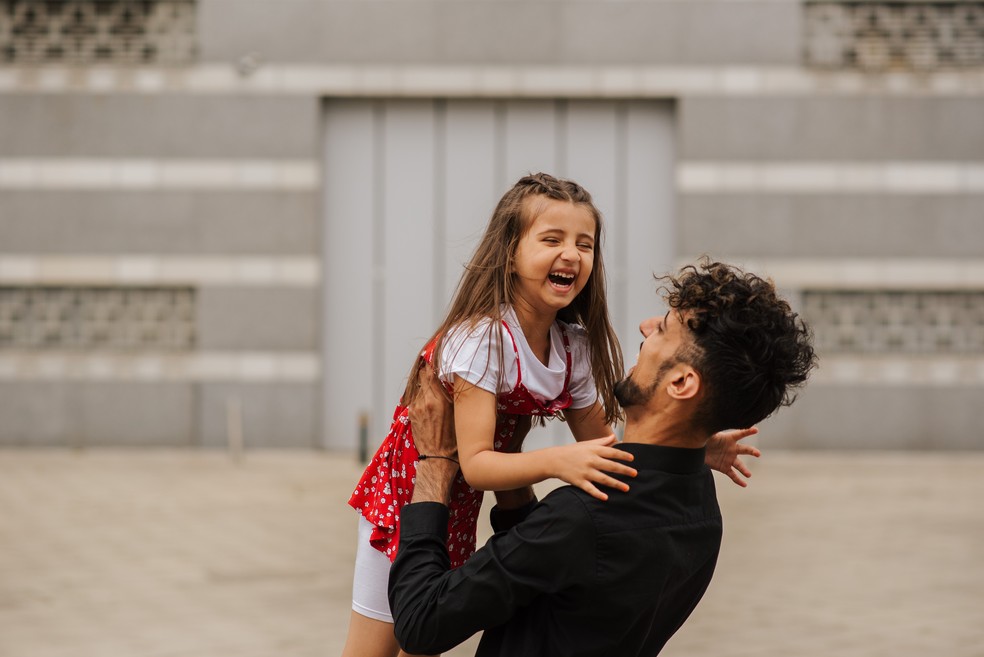 Pai brincando com filha no colo — Foto: Anete Lusina/Pexels