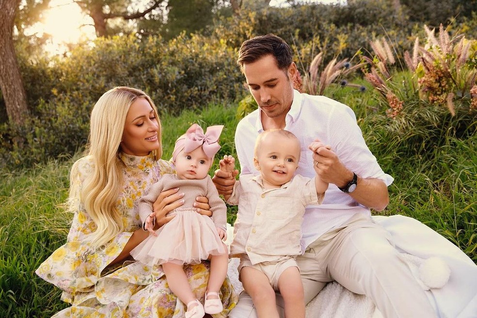 Paris Hilton ao lado do marido e dos dois filhos — Foto: Reprodução/Instagram