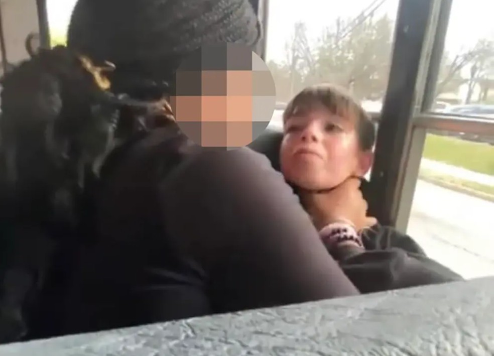 Menino foi agredido por colega dentro do ônibus escolar — Foto: Reprodução/Youtube