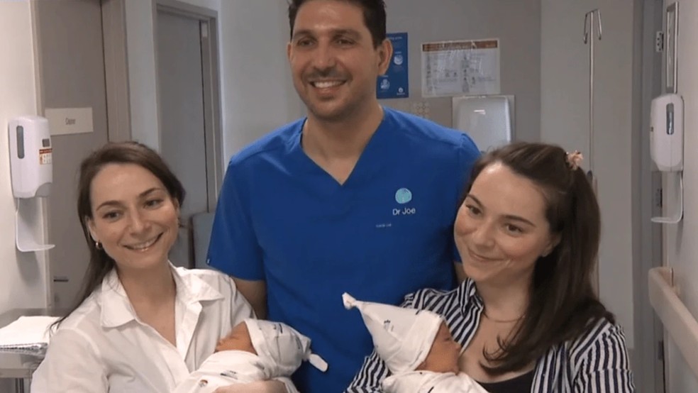 As gêmeas com seus filhos e o médico que auxiliou no parto das duas — Foto: Reprodução 9 News