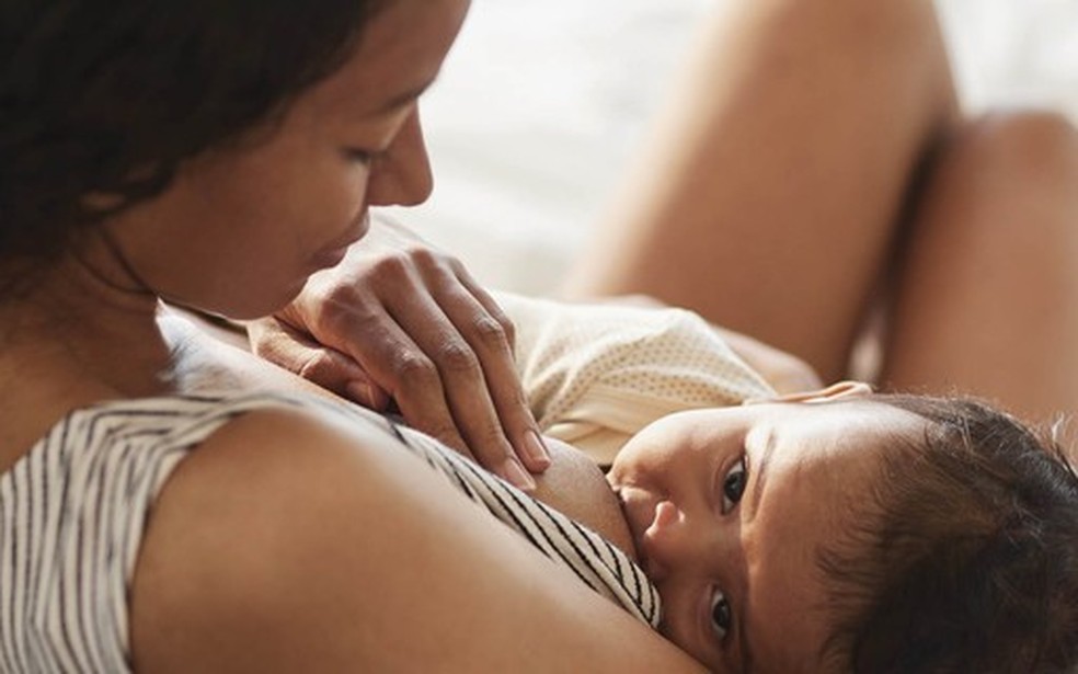 Desconforto na amamentação pode ser sinal de candidíase mamária — Foto: Crescer