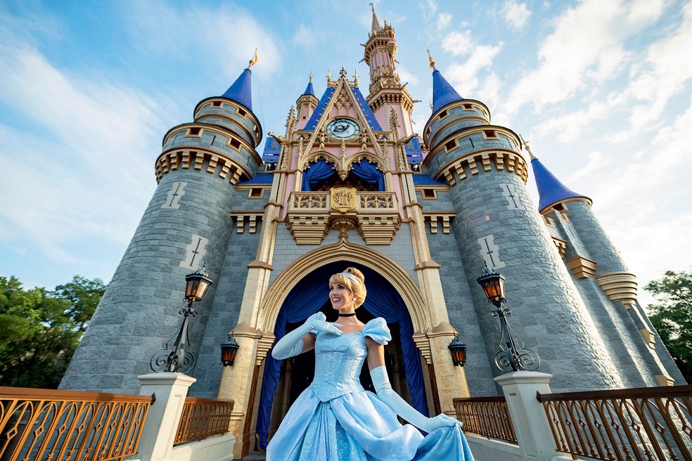 Cinderella em frente ao seu famoso castelo — Foto: Divulgação Disney Parks