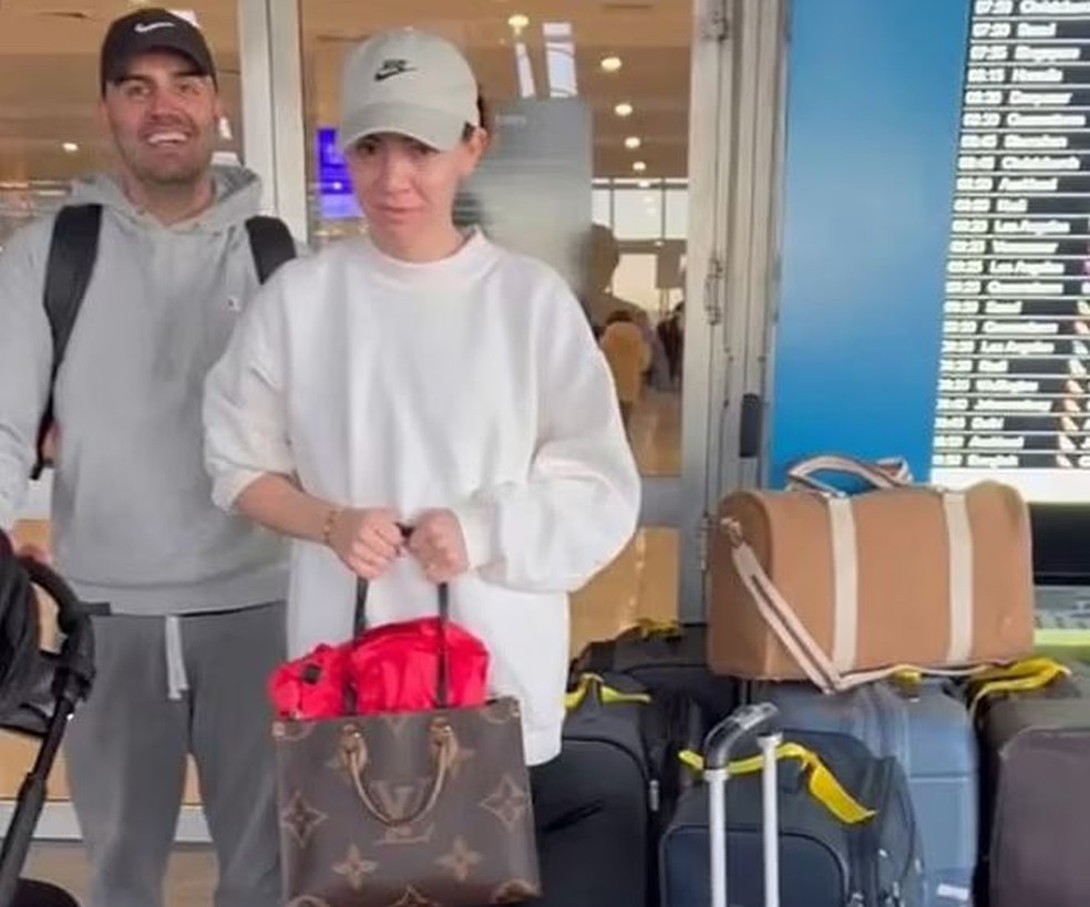 Joey e seu marido Omar foram criticados por causa da enorme quantidade de bagagem — Foto: Reprodução Daily Mail