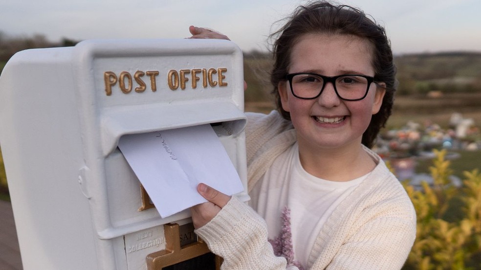 Matilda, 9, criou a caixa de correio para o céu — Foto: Reprodução/The Mirror