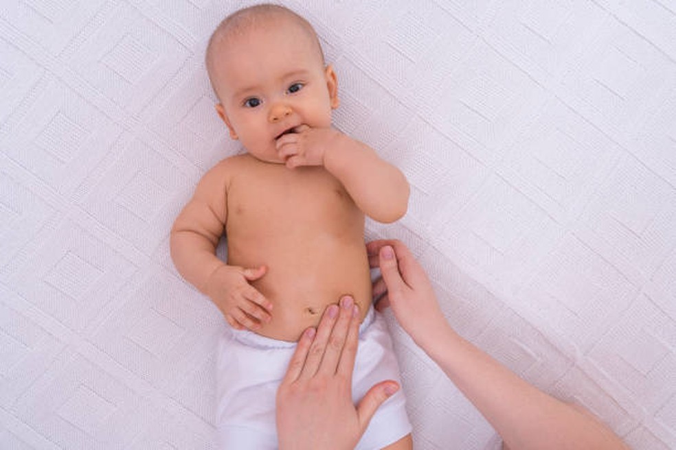 Bebê De 2 Meses Babando E Mordendo As Mãos