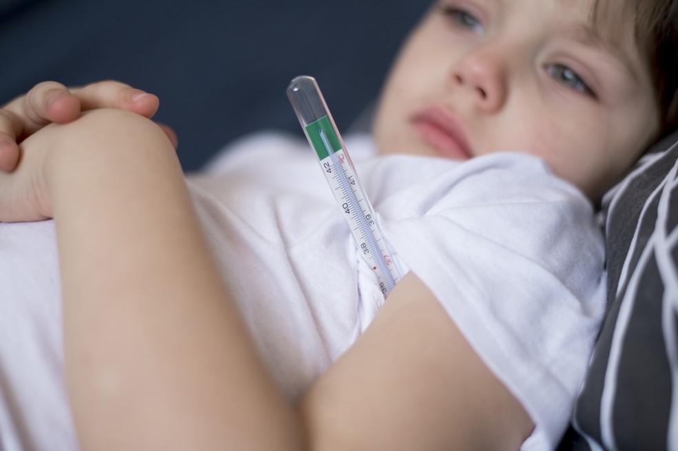 Criança doente com febre — Foto: Freepik