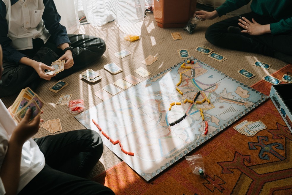 Família jogando jogo de tabuleiro — Foto: Divulgação/Pexels