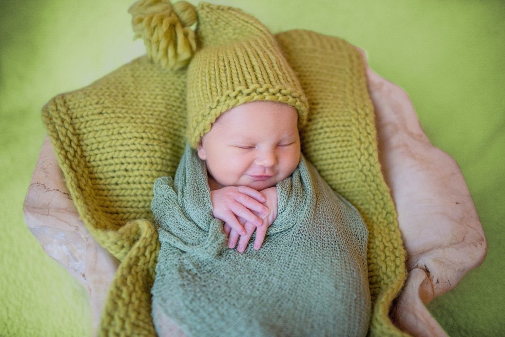 Bebê enrolado em cobertas tipo "pacotinho" — Foto: Freepik