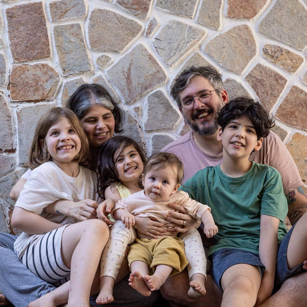 Thiago Queiroz ao lado da família: a esposa Ane e os filhos Dante, Gael, Maya e Cora — Foto: Renan Olivetti