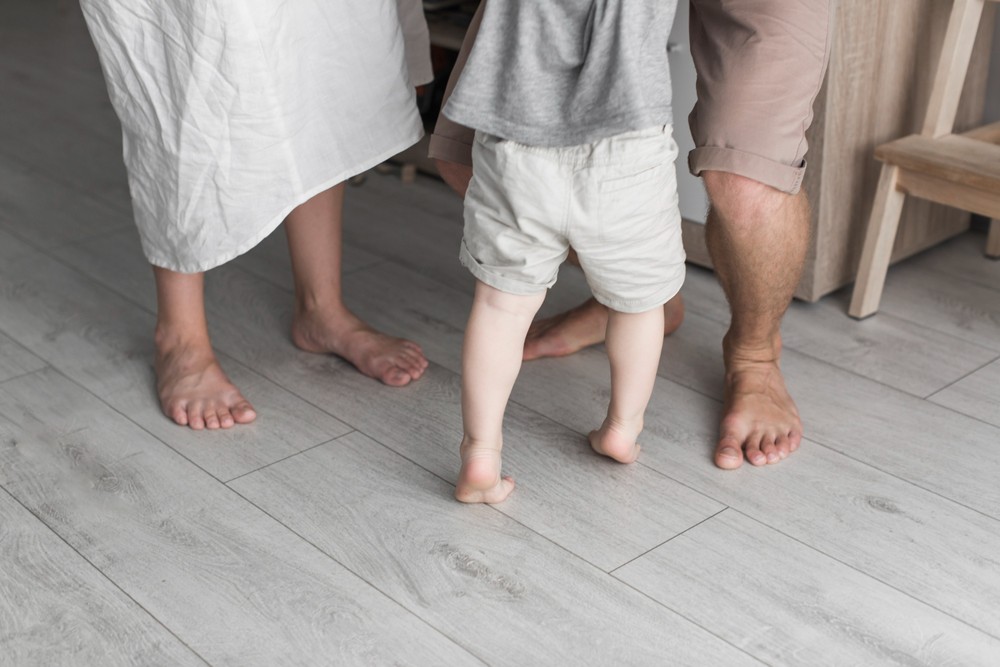 Seu filho costuma andar na ponta dos pés? Pediatra esclarece se é normal