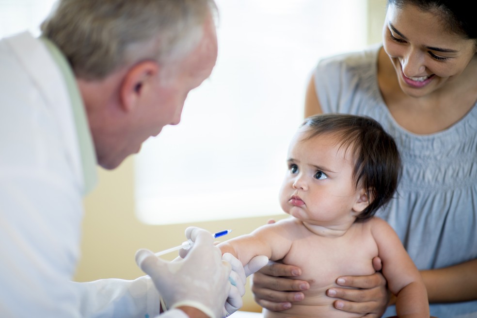 Bebê recebendo vacina (Foto: Getty Images) — Foto: Crescer