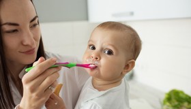 Colher infantil termossensível: 6 opções para uma refeição mais segura