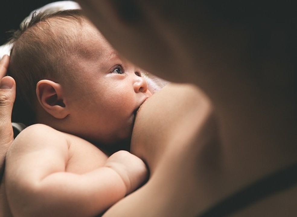 De acordo com a pesquisa feita na Irlanda, enquanto 38% das mães relataram que tiveram uma experiência positiva de amamentação, 39% a consideraram negativa nos primeiros dias — Foto: Getty Images/Monashee Alonso