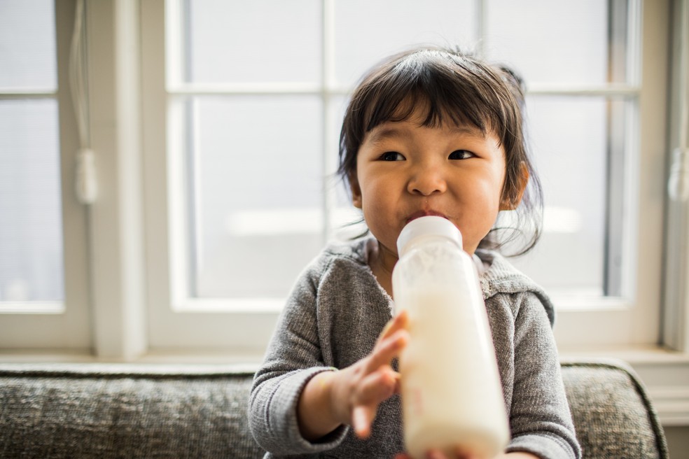 Criança pequena tomando leite na mamadeira — Foto: Foto: Getty Images