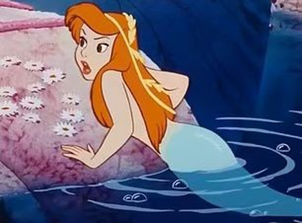 A Pequena Sereia (1989) explica que a mãe de Ariel foi levada por piratas na Lagoa da Sereia — Foto: Reprodução Daily Mail