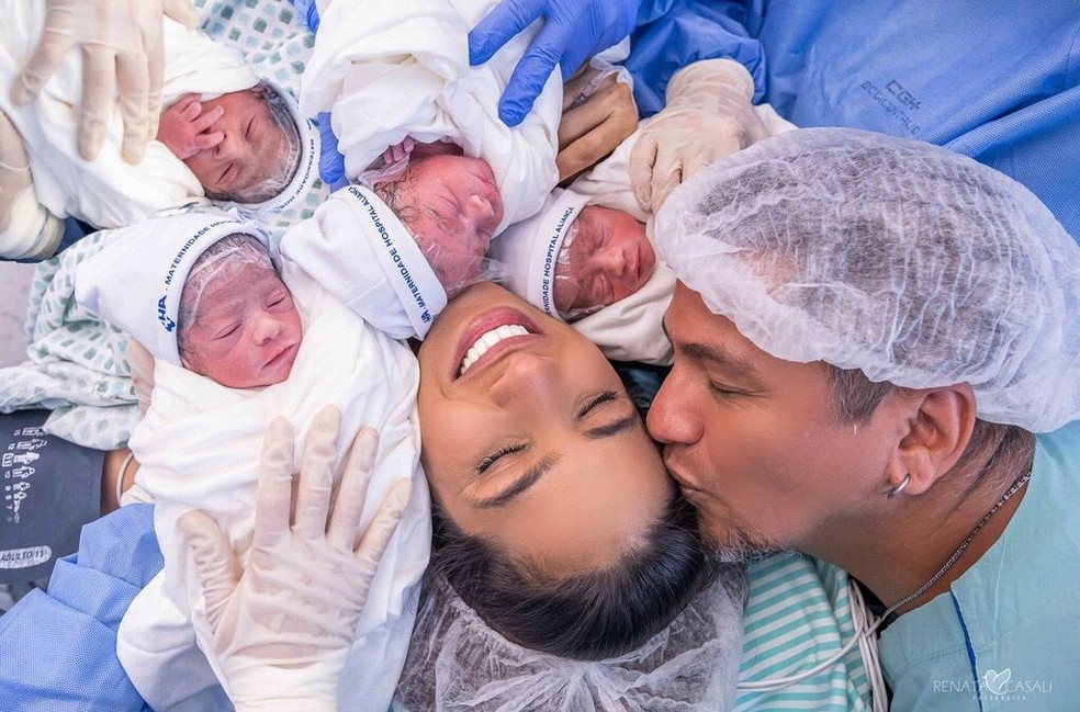 Lia e Fernando com seus quadrigêmeos após o parto, em fevereiro de 2022 (Foto: Reprodução/Instagram) — Foto: Crescer