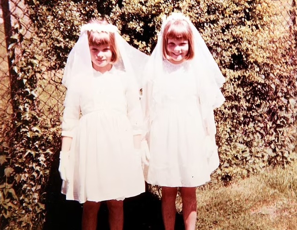 Rosey e Kathy usavam roupas iguais na infância, mas pararam quando se casaram — Foto: Reprodução/ Daily Mail