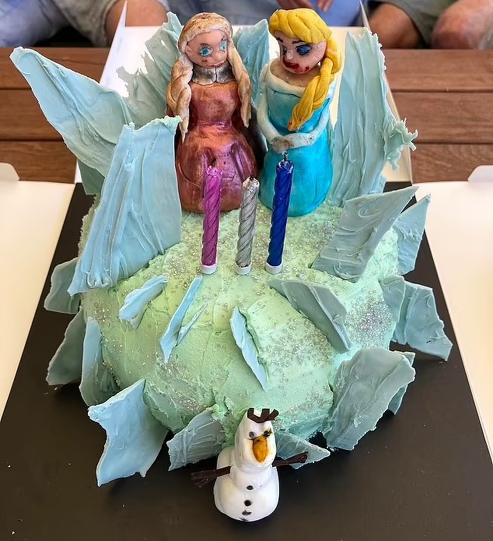 A mãe tentou fazer as personagens de Frozen com pasta americana — Foto: Reprodução/ Facebook