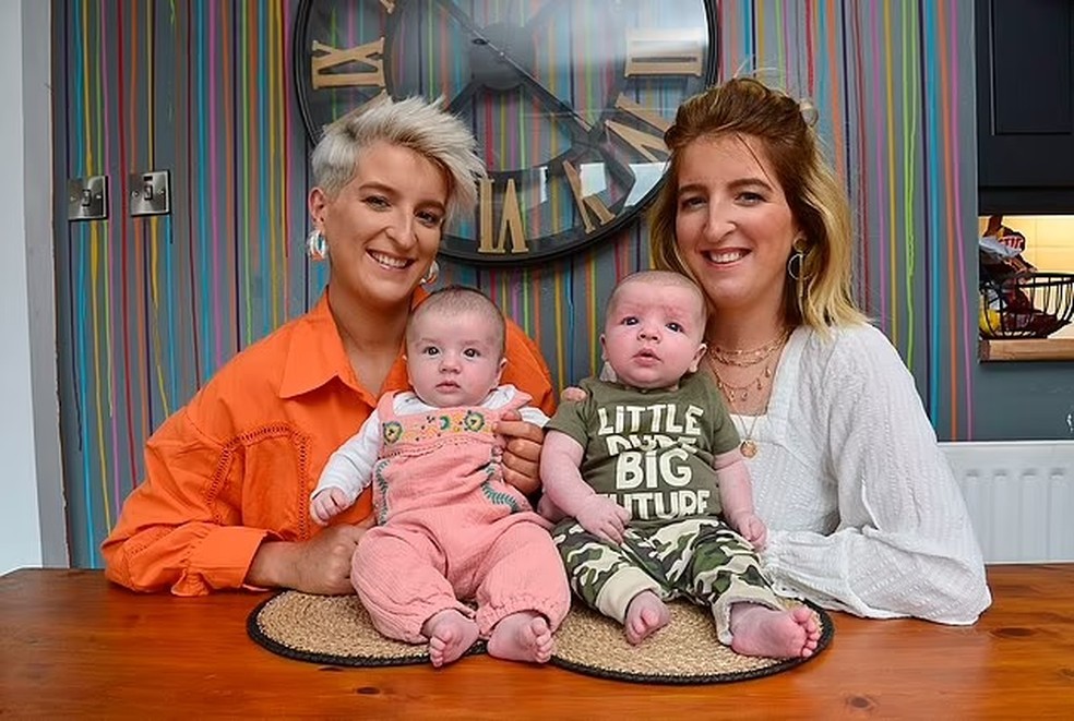 Sarah Brown e Claire Harkin com seus bebês  — Foto: Reprodução Daily Mail 