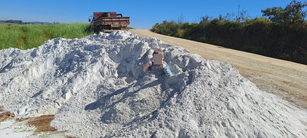 A última foto do menino, brincando no monte de calcário — Foto: Reprodução/ Facebook