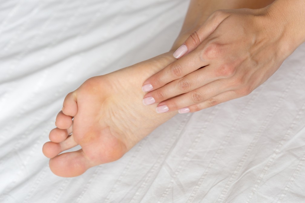 Coceira na planta dos pés também é um sintoma de colestase gestacional — Foto: Freepik