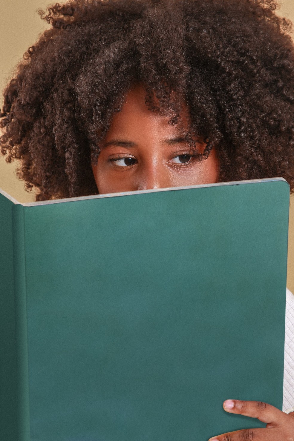 Criança lendo livro — Foto: Modelo e foto Max Fama