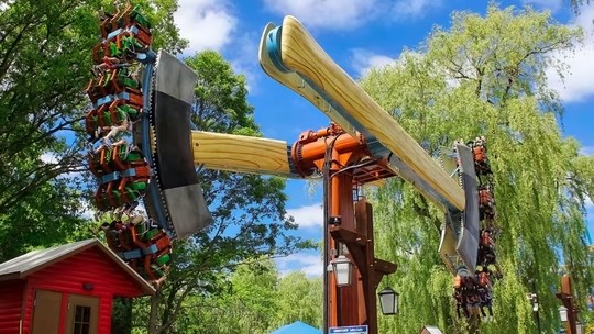 Crianças ficam presas de cabeça para baixo em brinquedo de parque de diversões, no Canadá