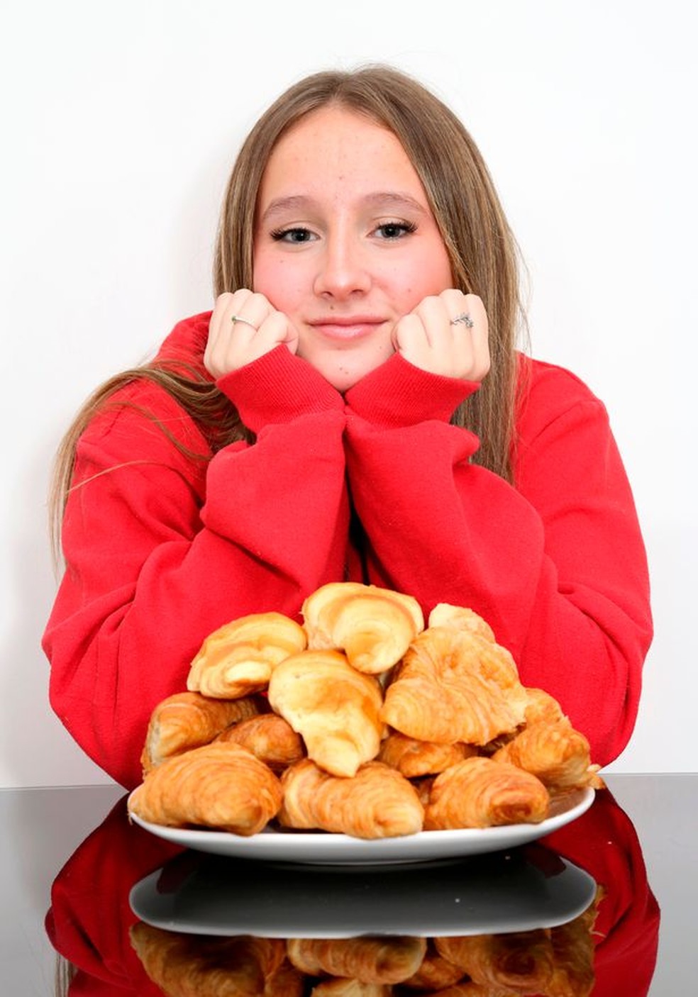 Chiara, 13, passou quase dez anos de sua vida comendo apenas croissants e macarrão — Foto: Reprodução/Daily Star