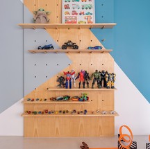 O recurso dos painéis pegboard permite que Martin mude a posição dos pinos e prateleiras e acomode o que quiser: livros, brinquedos grandes ou pequenos. 