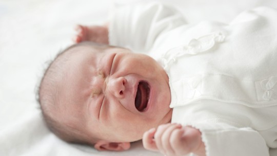 Bebê assustado durante o sono: causas e maneiras de acalmá-lo 