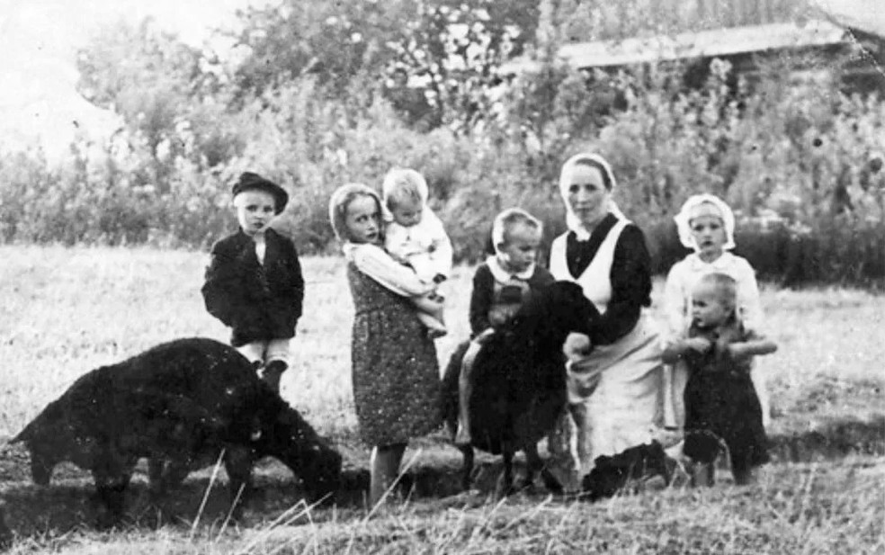 Wiktoria e seis dos seus filhos — Foto: Reprodução/Yahoo