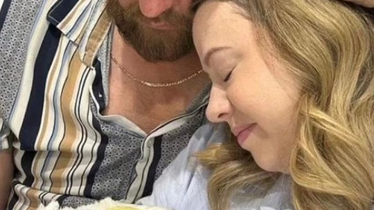 Mulher perde o marido após dar à luz gêmeos natimortos: "Faria tudo por um último beijo"
