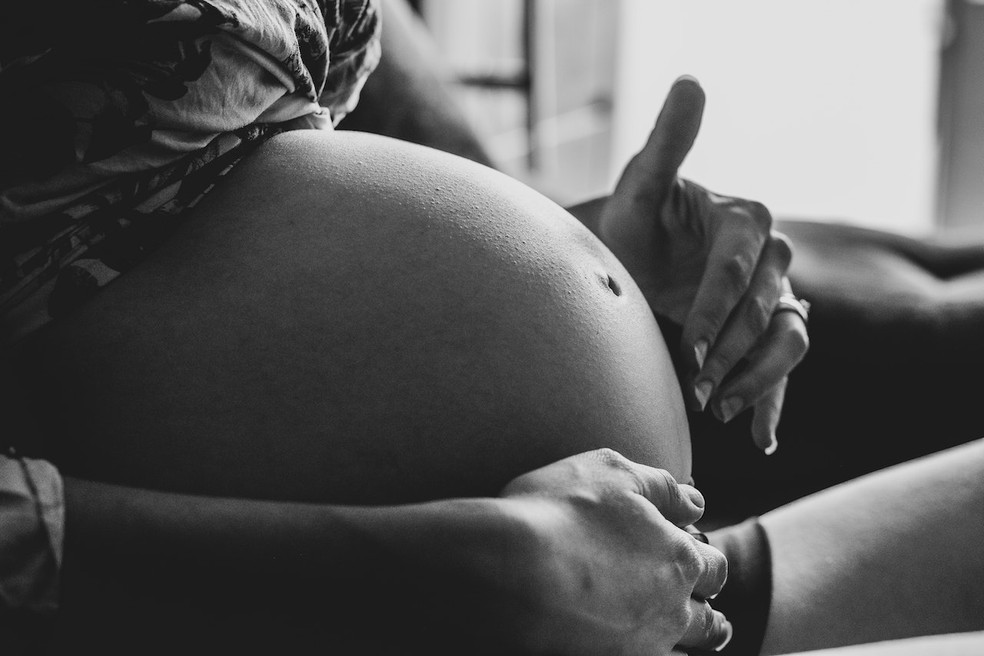 Mãe que teve dois partos orgásticos, sem dor, quer que mais grávidas saibam  que isso é possível